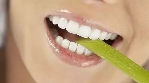牙齒上嘅“黑線”係乜嘢？點先至可以有效去除？牙醫會俾出答案