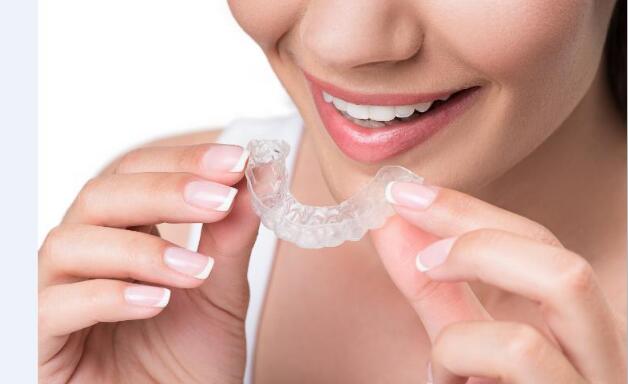 隱形牙套嘅使用和日常維護方法
