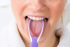 點解擦牙時需要刷舌頭？