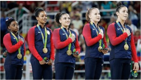 圖：在裏約奧運會頒獎典禮，美國女子體操隊選手之一的布麗埃勒·道格拉斯，在賽後的頒獎環節響起美國國歌時未將手放在胸口並註視國旗 來源於網絡